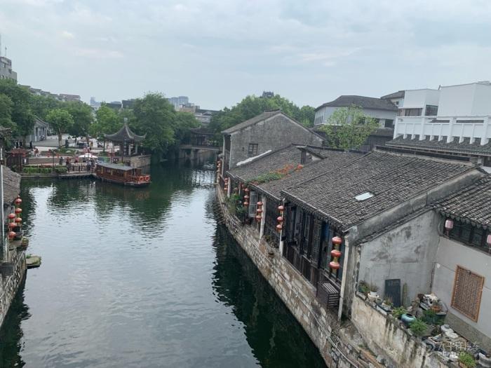 救援爱图画的男孩